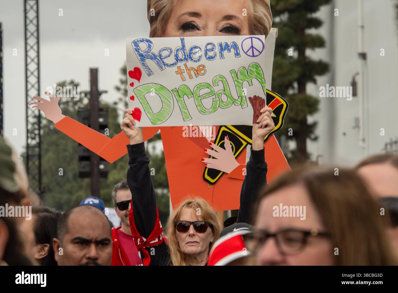Los Angeles, Kalifornien, USA. Mai 2025. Demonstration in SpaceX Hawthorne, USA, Kämpfe dich gegen Angriffe der Bundesbehörden auf unsere Schulen! Bekämpfen Sie Angriffe auf unsere Schüler, Lehrer und Gemeinschaften, die von der Trump/Musk-Regierung gestartet wurden. Schließen Sie sich dutzenden Lehrergewerkschaften und Verbündeten am 17. Mai an, um unseren Kampf zu SpaceX zu führen, das Elon Musk gehört, in Hawthorne. Trump und Musk testen das Wasser, um zu sehen, womit sie davonkommen können. Wir zeigen ihnen, dass wir bereit sind, uns zu wehren, wenn sie uns drängen. Dies ist eine Demonstration der Macht. Es ist eine Warnung vor dem Kampf, den wir führen werden Stockfoto