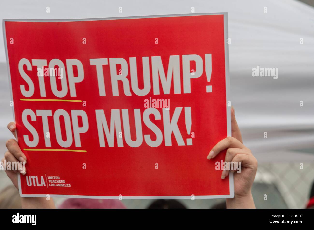 Los Angeles, Kalifornien, USA. Mai 2025. Demonstration in SpaceX Hawthorne, USA, Kämpfe dich gegen Angriffe der Bundesbehörden auf unsere Schulen! Bekämpfen Sie Angriffe auf unsere Schüler, Lehrer und Gemeinschaften, die von der Trump/Musk-Regierung gestartet wurden. Schließen Sie sich dutzenden Lehrergewerkschaften und Verbündeten am 17. Mai an, um unseren Kampf zu SpaceX zu führen, das Elon Musk gehört, in Hawthorne. Trump und Musk testen das Wasser, um zu sehen, womit sie davonkommen können. Wir zeigen ihnen, dass wir bereit sind, uns zu wehren, wenn sie uns drängen. Dies ist eine Demonstration der Macht. Es ist eine Warnung vor dem Kampf, den wir führen werden Stockfoto