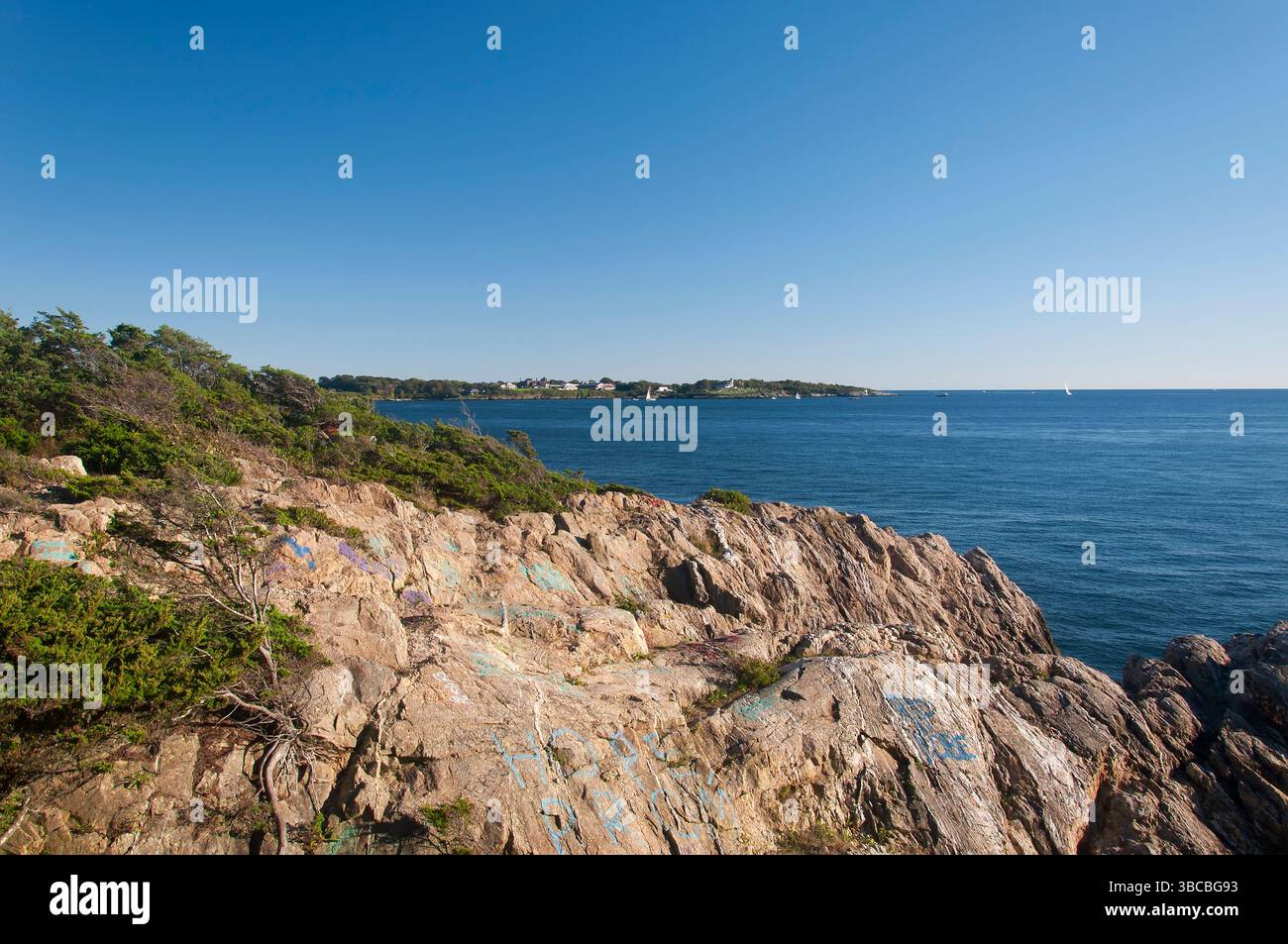 Die felsige Landschaft im Fort Wetherill State Park in Jamestown Rhode Island an sonnigen Tagen. Stockfoto