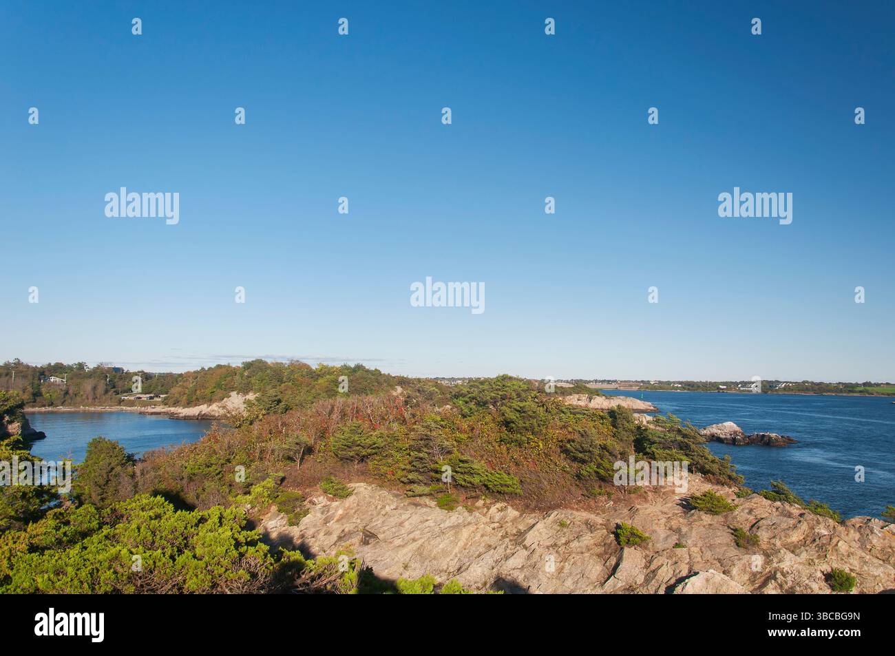 Die felsige Landschaft im Fort Wetherill State Park in Jamestown Rhode Island an sonnigen Tagen. Stockfoto