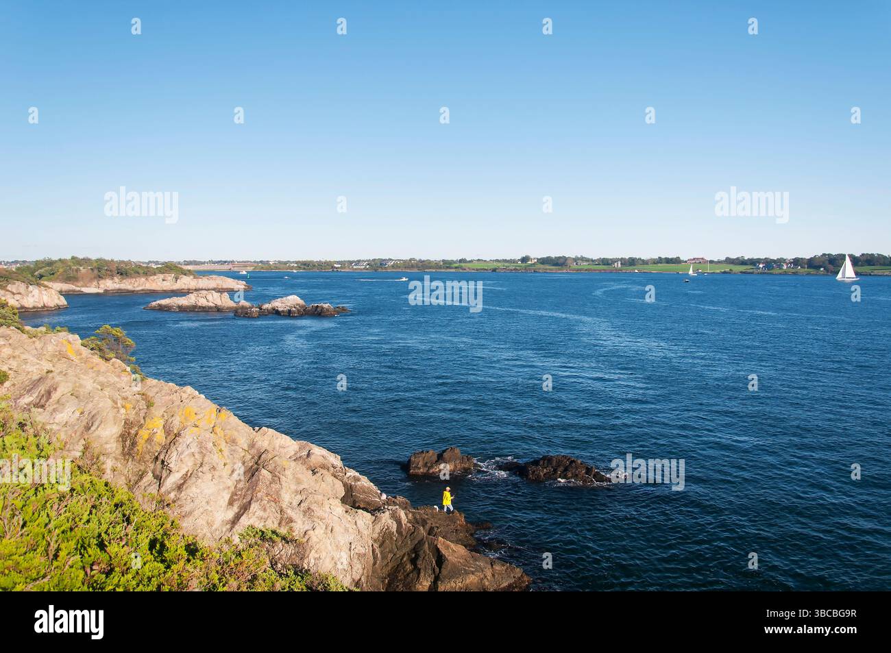 Die felsige Landschaft im Fort Wetherill State Park in Jamestown Rhode Island an sonnigen Tagen. Stockfoto