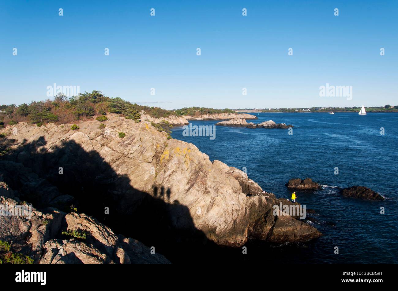 Die felsige Landschaft im Fort Wetherill State Park in Jamestown Rhode Island an sonnigen Tagen. Stockfoto