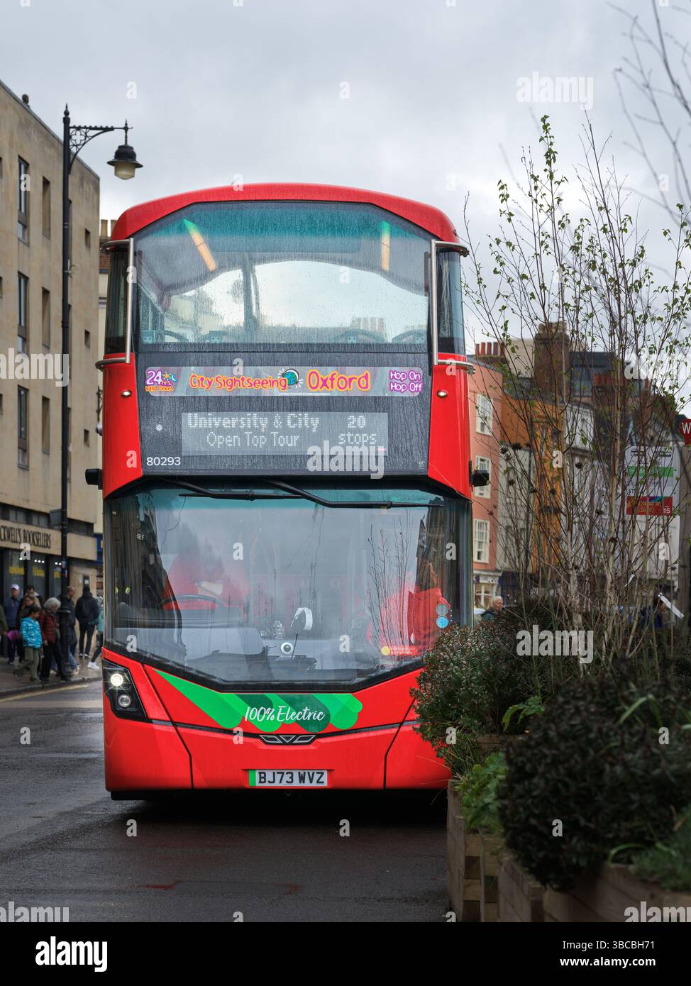 Hop-on-Hop-off-Doppeldeckerbus mit offenem Oberdeck, Oxford, England. Stockfoto