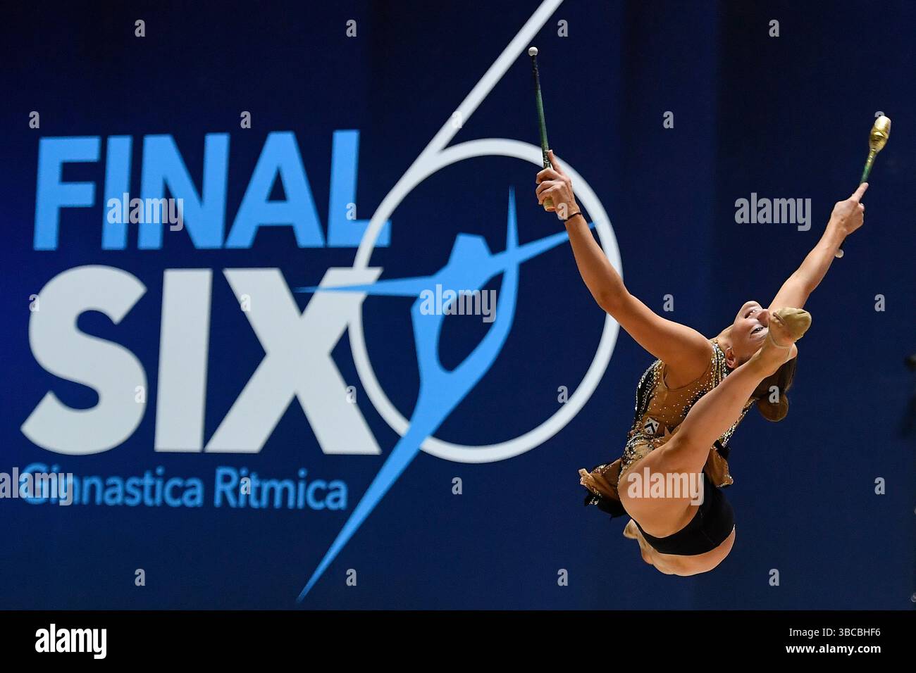 5/17/2025 Italien, Turin 17. Mai 2025 Pala Gianni Asti aus Turin Finale sechs der nationalen Rhythmischen Gymnastik Meisterschaft Serie A 2025 Tara Dragas (Udinese) Clubs (Foto: Tonello Abozzi/Pacific Press/SIPA USA) Stockfoto
