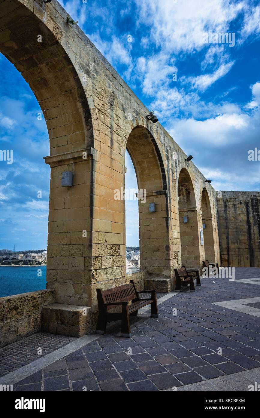 Foto mit Blick durch die Bögen der Upper Barrakka Gardens Stockfoto