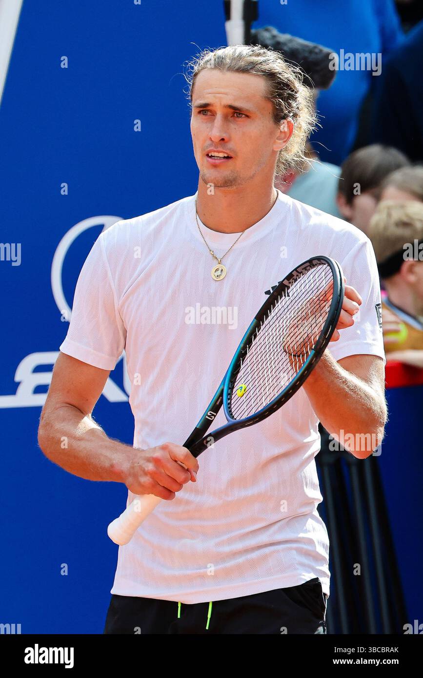 Hamburg, Deutschland. Mai 2025. Tennis: ATP Tour - Hamburg, Singles, Herren, 1. Runde. Zverev (Deutschland) - Kovacevic (USA). Alexander Zverev feiert nach dem Spiel. Frank Molter/dpa/Alamy Live News Stockfoto