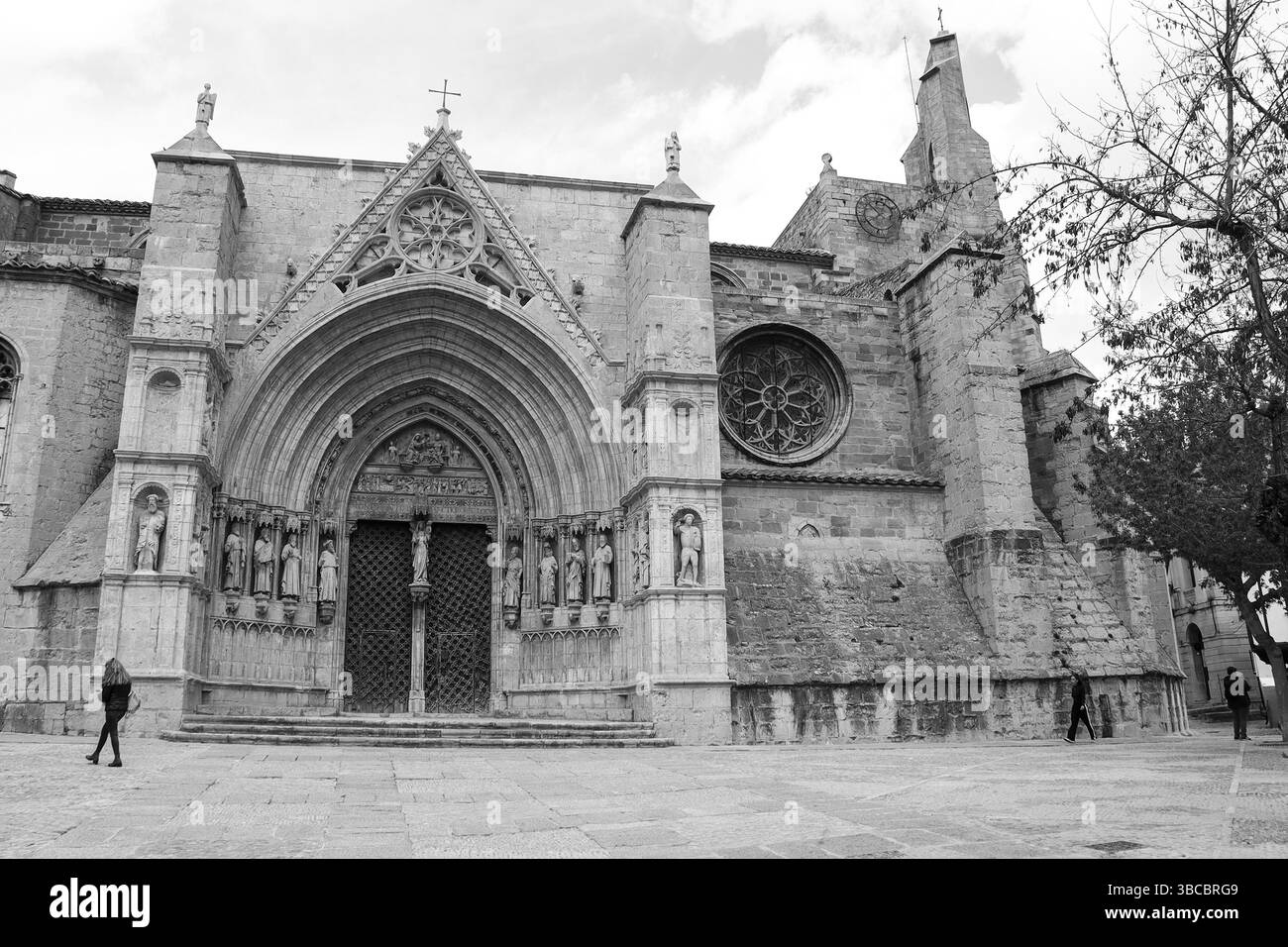Morella, Castellon, Spanien - 18. April 2025: Architektonische Details der Kirche Santa Maria La Mayor in Morella Stadt, Castellon, Spanien Stockfoto