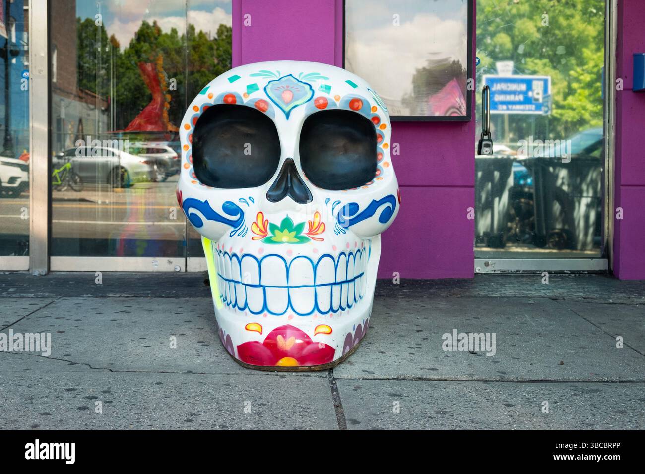 Ein großer Tag des toten Schädels vor einem mexikanischen Restaurant Noche de Margaritas in der Steinway Street in Astoria, Queens, New York Stockfoto
