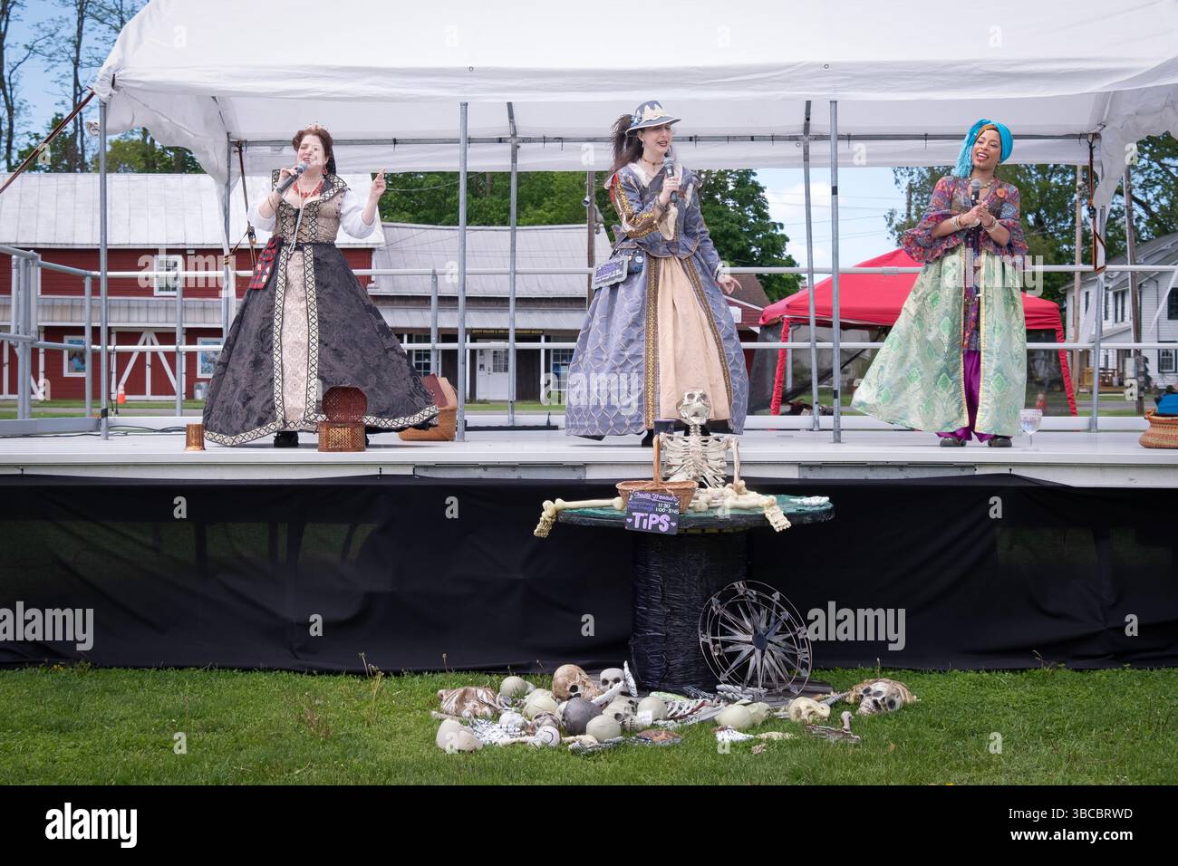 Die A-cappella-Sänger Chaste Treasure sangen ihr freches Lied und ihre Parodien beim Hudson Valley Pirate fest 2025 in New Paltz, New York. Stockfoto