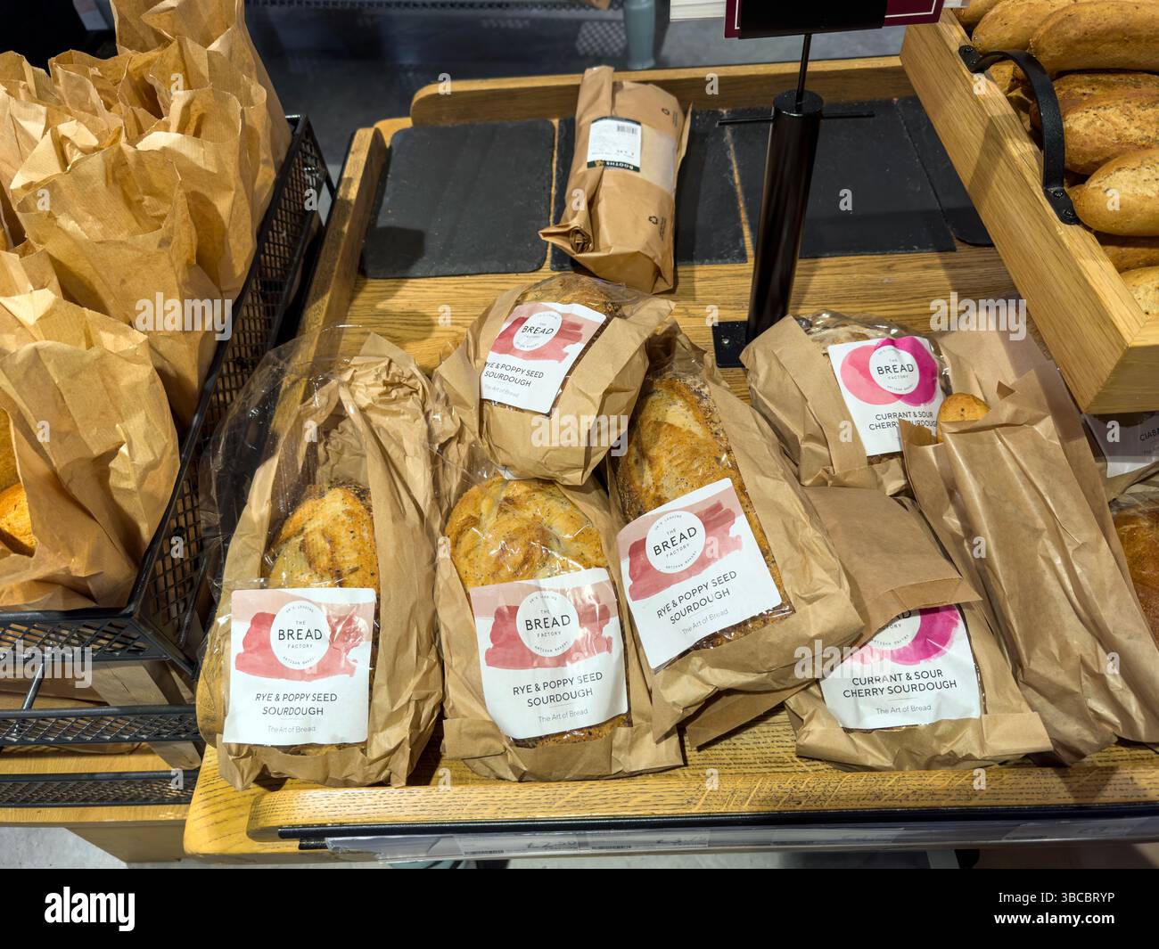 Sauerteigbrot, Bäckereibereich im Lebensmittelgeschäft, Lytham, Lancashire, England, Großbritannien Stockfoto