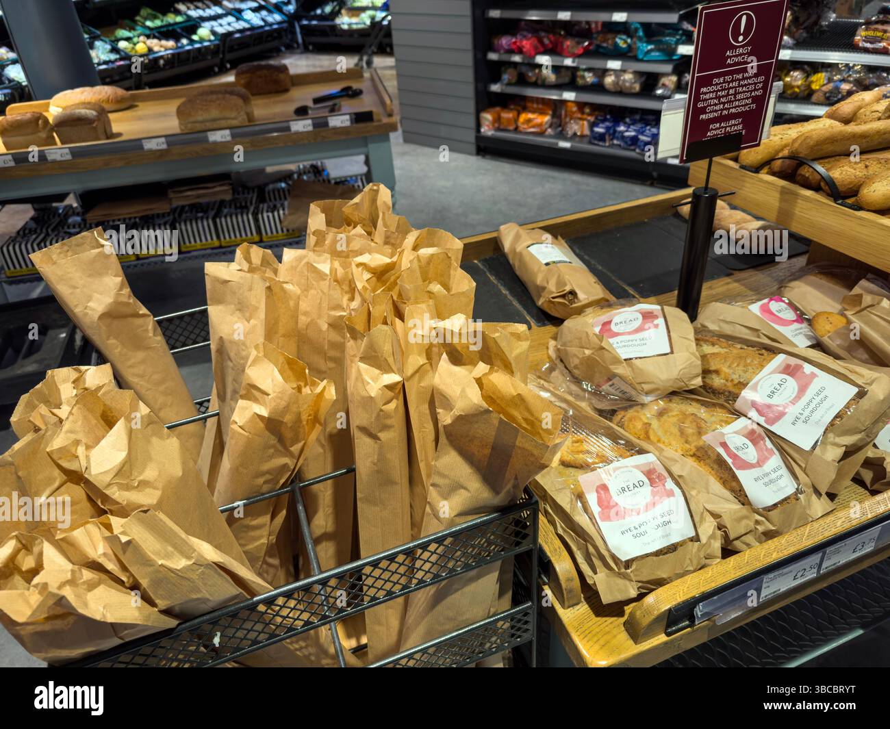 Sauerteigbrot, Bäckereibereich im Lebensmittelgeschäft, Lytham, Lancashire, England, Großbritannien Stockfoto
