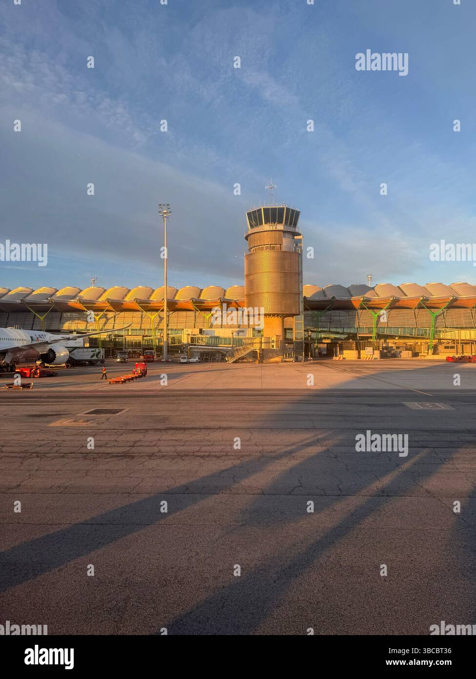 Sonnenuntergang am T4S mit Turmsteuerung, Adolfo Suárez Madrid–Barajas Airport Terminals T4, entworfen von den Architekten Antonio Lamela und Richard Rogers Stockfoto