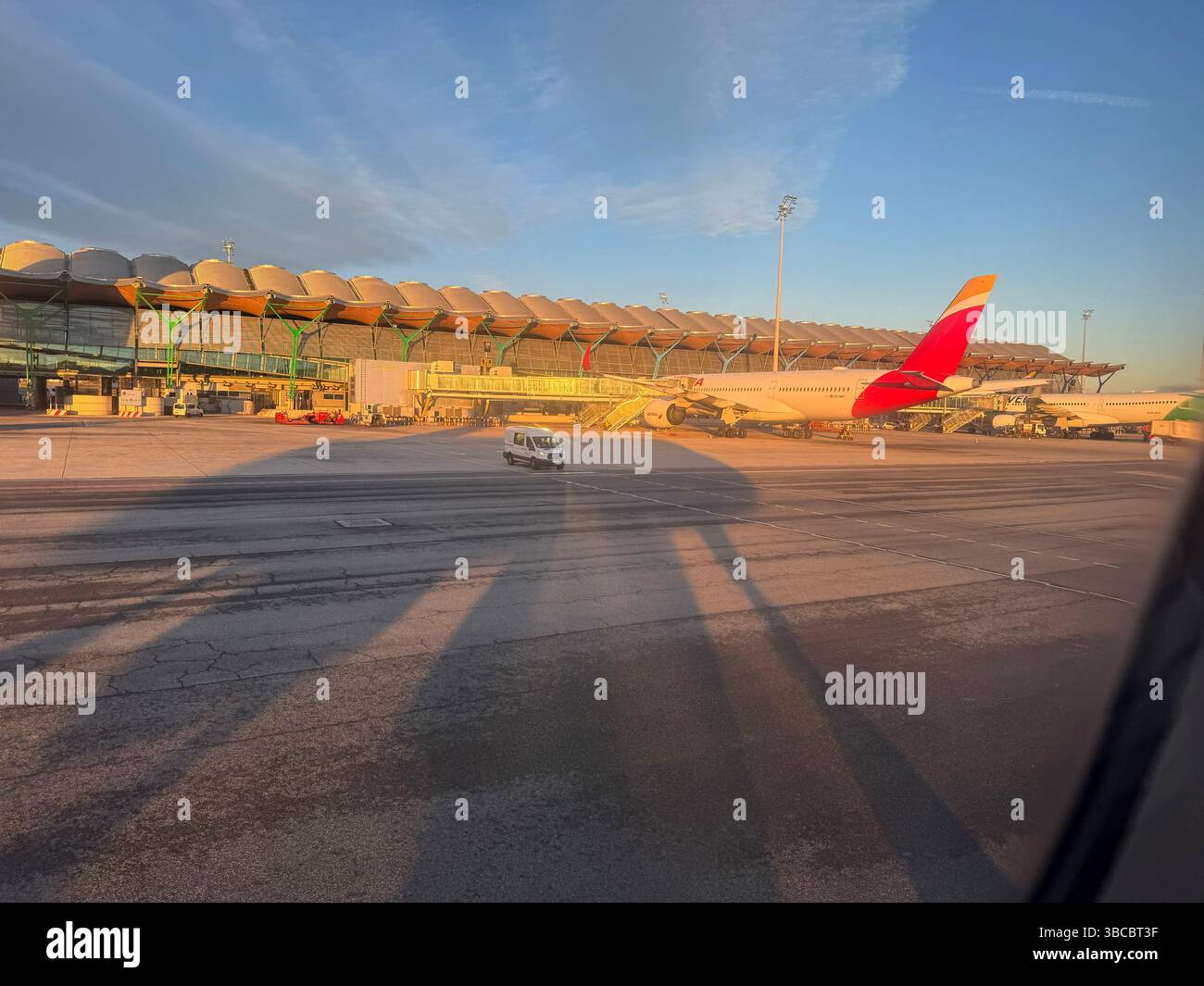 Sonnenuntergang am T4S Adolfo Suárez Madrid-Barajas Airport Terminal T4, entworfen von den Architekten Antonio Lamela und Richard Rogers Stockfoto