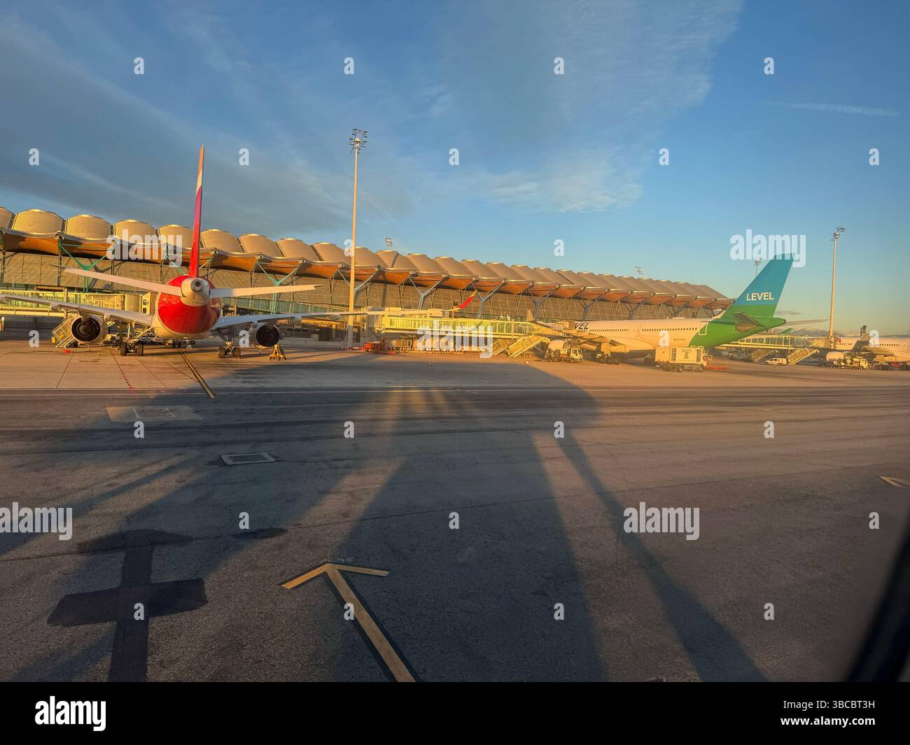 Sonnenuntergang am T4S Adolfo Suárez Madrid-Barajas Airport Terminal T4, entworfen von den Architekten Antonio Lamela und Richard Rogers Stockfoto