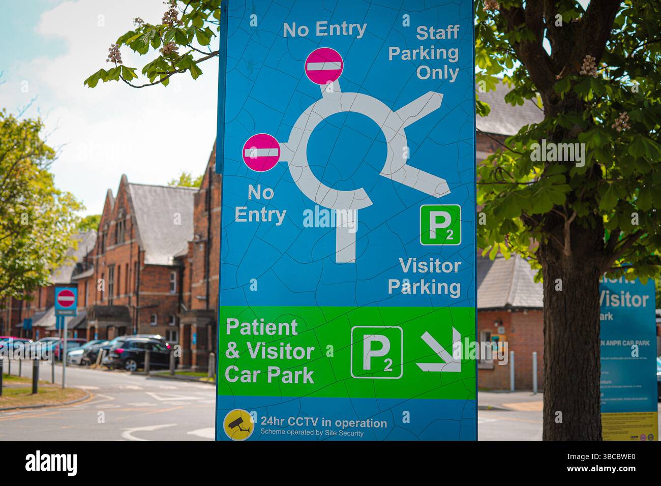 Parkbarrieren und Beschilderung an den Eingängen zum Medway Maritime Hospital NHS Trust in Chatham, Kent, England Stockfoto