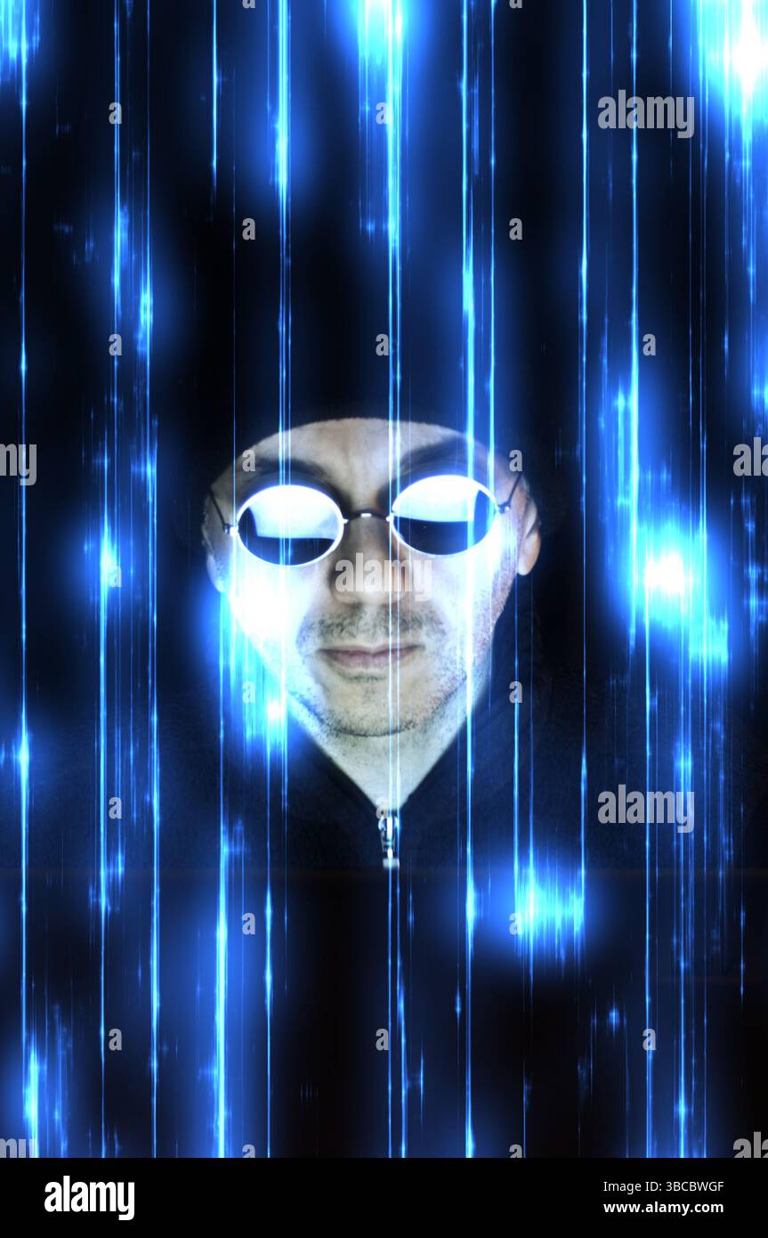 Geheimnisvoller Mann mit reflektierender Brille und technischem Hintergrund, Hacker- und Cybercrime-Konzept Stockfoto