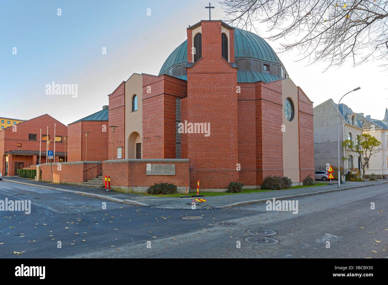 Fredrikstad, Norwegen - 28. Oktober 2016: St. Birgitta Catholic Church Red Bricks Building at Street Corner Autumn Day. Stockfoto