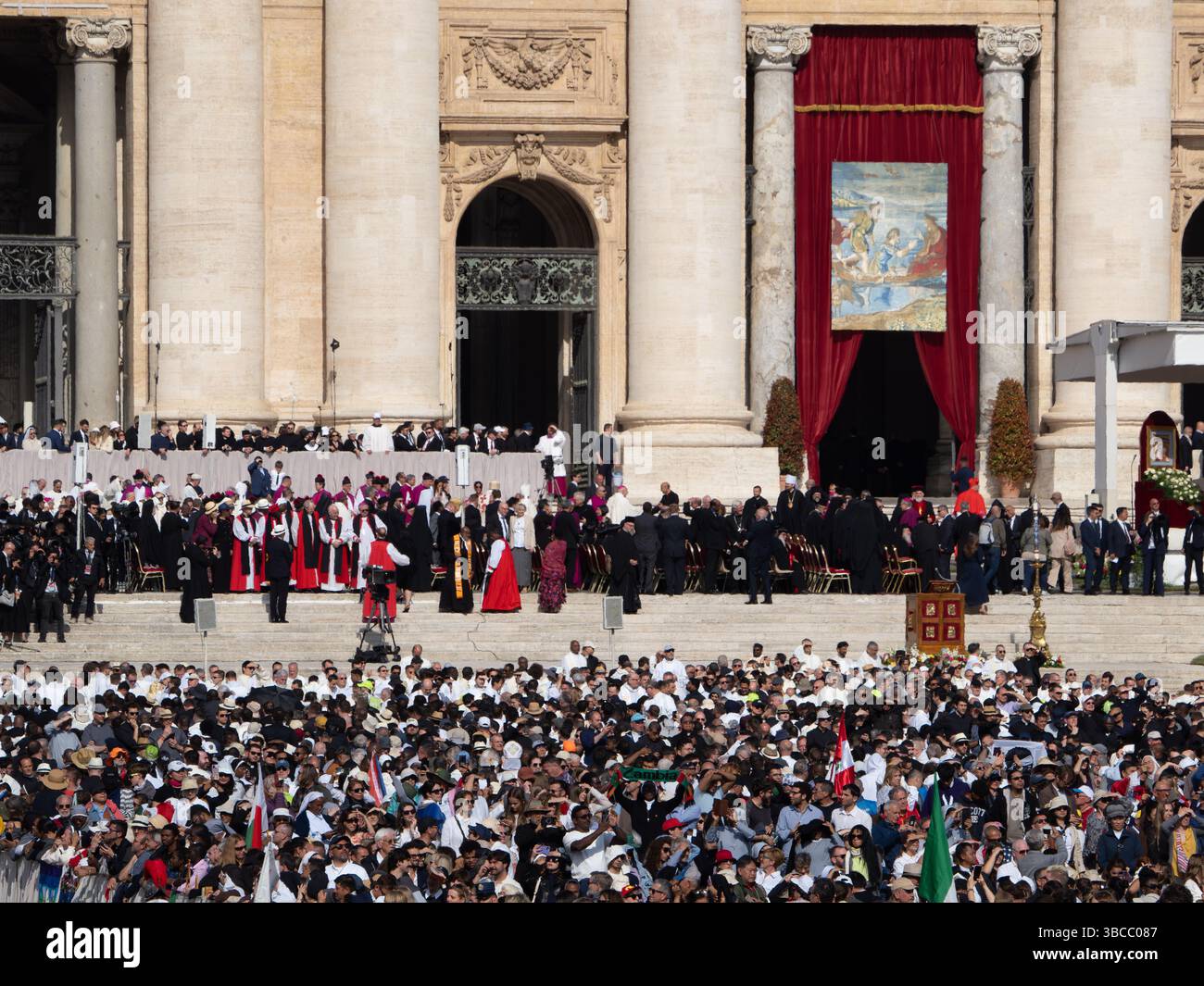 Vorbereitung der Eröffnungsmesse des Pontifikats von Papst Leo XIV Stockfoto