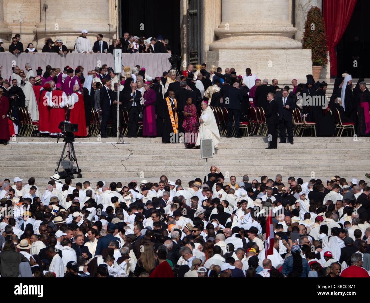 Vorbereitung der Eröffnungsmesse des Pontifikats von Papst Leo XIV Stockfoto