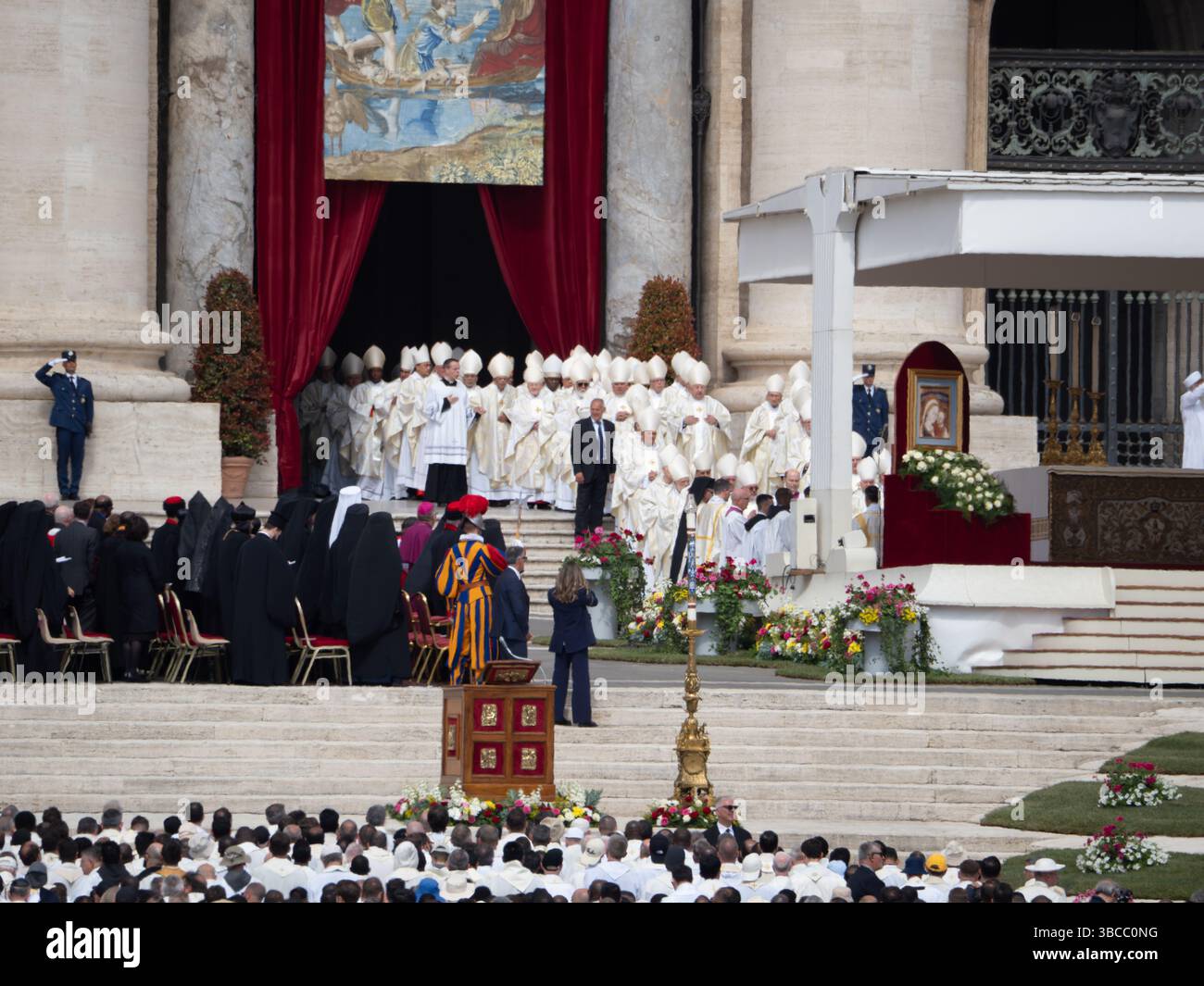 Vorbereitung der Eröffnungsmesse des Pontifikats von Papst Leo XIV Stockfoto