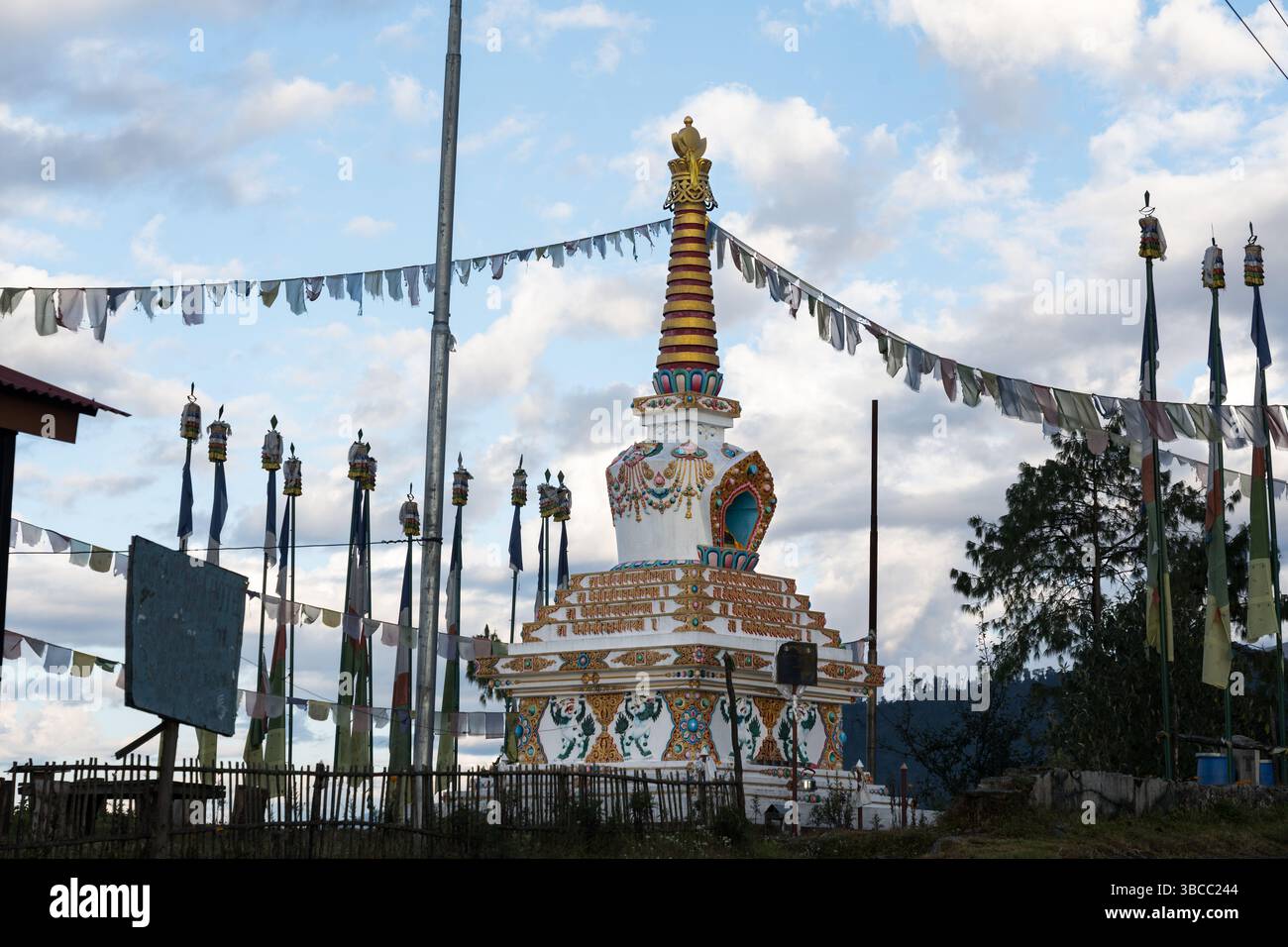 Das buddhistische Dorf Kutumsang in Helambu, Nuwakot mit Gebetsfahnen und dem Gompa-Kloster in Nepal Stockfoto