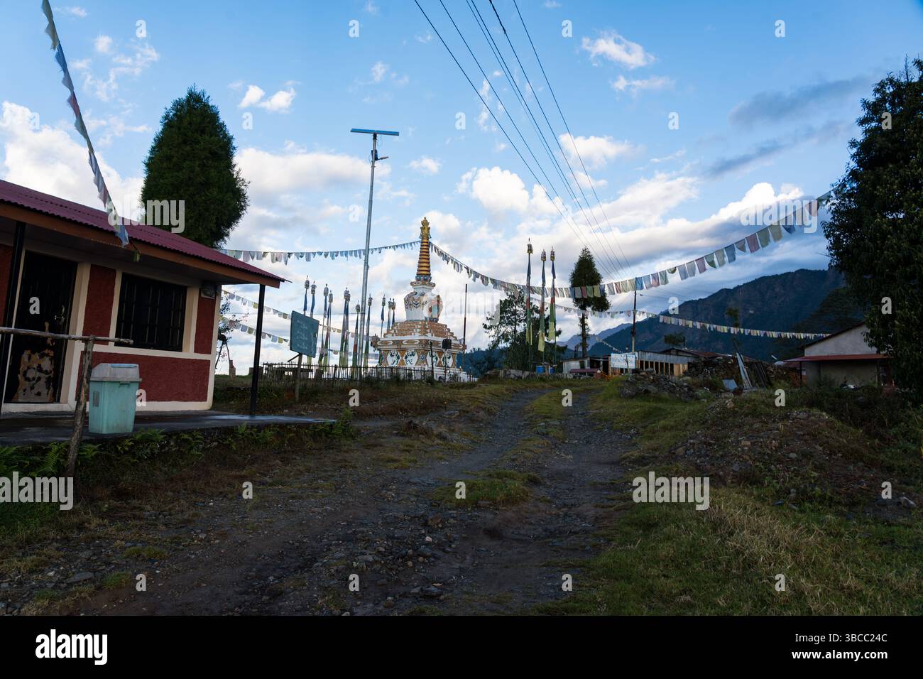 Das buddhistische Dorf Kutumsang in Helambu, Nuwakot mit Gebetsfahnen und dem Gompa-Kloster in Nepal Stockfoto