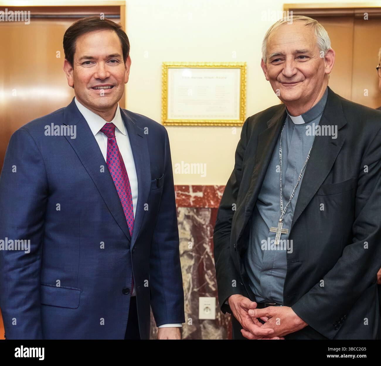 Der Sekretär Marco Rubio trifft sich am 17. Mai 2025 mit dem Erzbischof von Bologna, dem Präsidenten der italienischen Bischofskonferenz, dem päpstlichen Gesandten für die Ukraine, Kardinal Matteo Zuppi, in Rom, Italien. (Offizielles Foto des Außenministeriums von Freddie Everett) Stockfoto