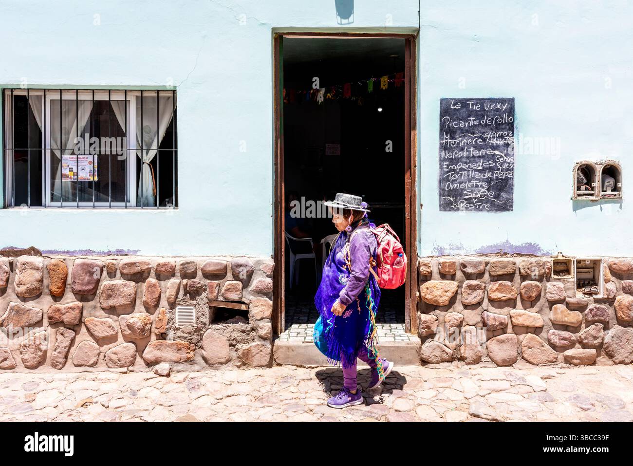 Eine indigene Frau, die in Einer Straße in der Stadt Humahuaca, Provinz Jujuy, Argentinien läuft. Stockfoto