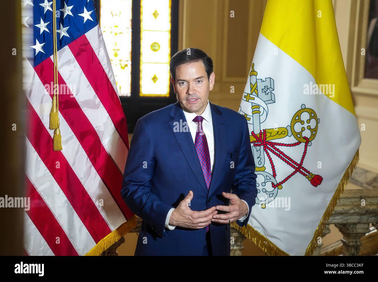 Sekretär Marco Rubio spricht mit der Presse nach einem Treffen mit Erzbischof von Bologna, Präsident der italienischen Bischofskonferenz, päpstlicher Gesandter für die Ukraine, Kardinal Matteo Zuppi, in Rom, Italien, am 17. Mai 2025. (Offizielles Foto des Außenministeriums von Freddie Everett) Stockfoto