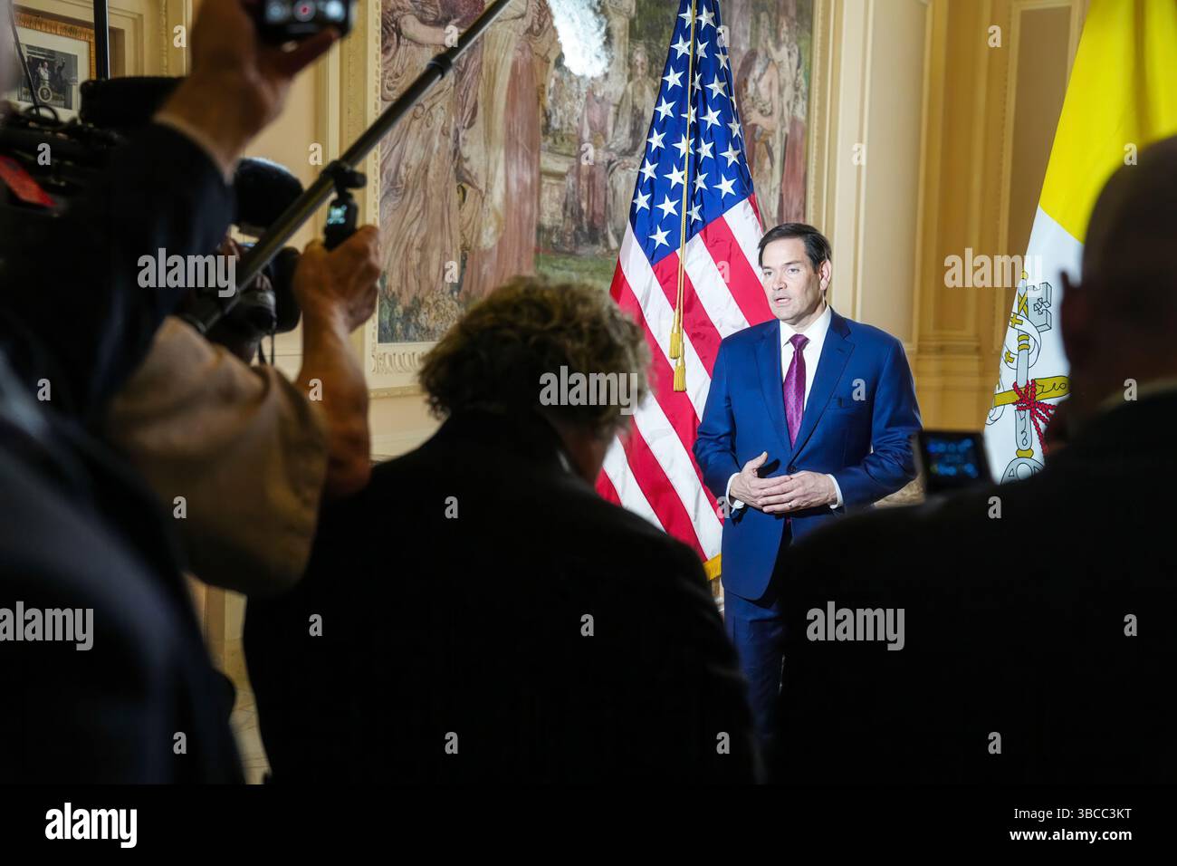 Sekretär Marco Rubio spricht mit der Presse nach einem Treffen mit Erzbischof von Bologna, Präsident der italienischen Bischofskonferenz, päpstlicher Gesandter für die Ukraine, Kardinal Matteo Zuppi, in Rom, Italien, am 17. Mai 2025. (Offizielles Foto des Außenministeriums von Freddie Everett) Stockfoto