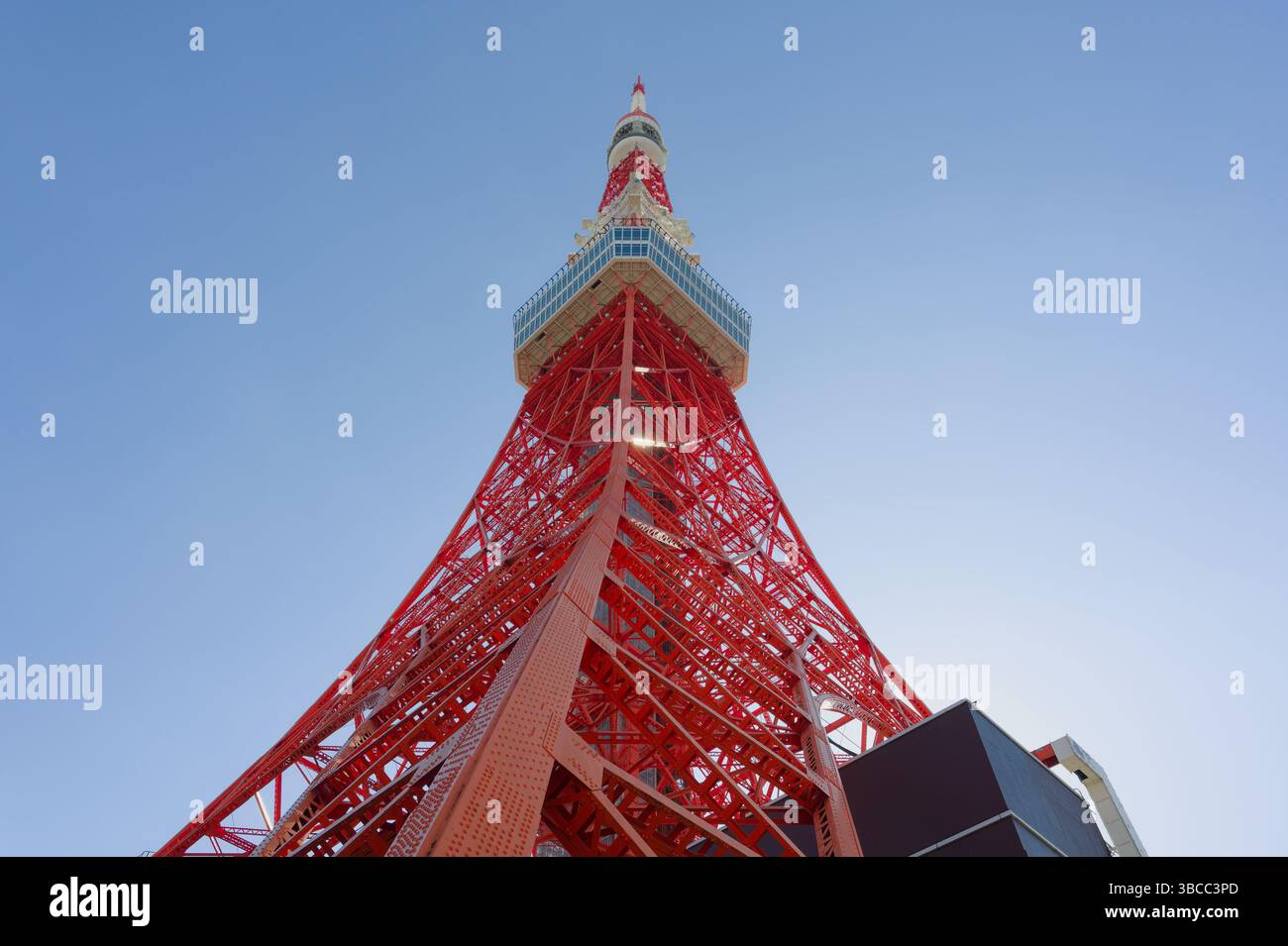 Blick auf den ikonischen Tokyo Tower, eingerahmt von einem klaren Winterhimmel Stockfoto