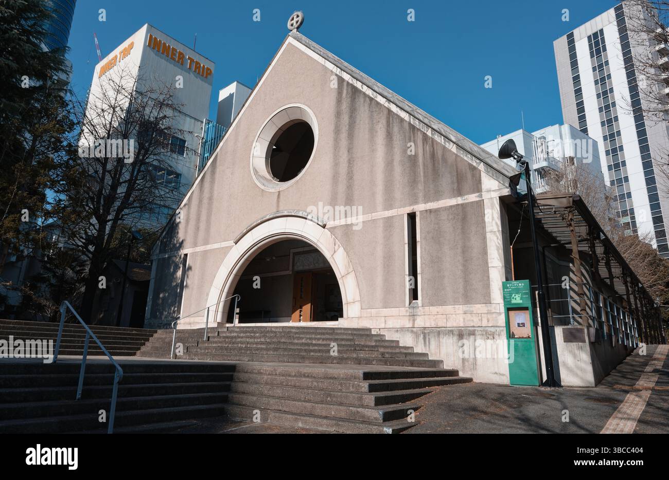 Sonnenlicht trifft auf die Stufen der St. Andrew's Cathedral in Tokio Stockfoto