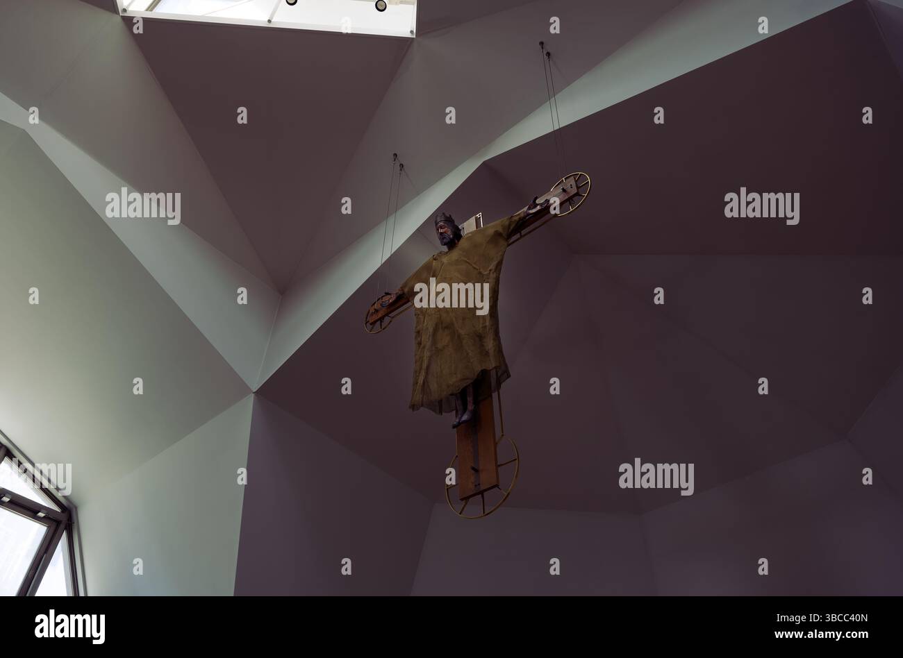 Gekröntes Kruzifix, das unter dem eckigen Oberlicht in der St. Andrew's Cathedral in Tokio aufgehängt ist Stockfoto