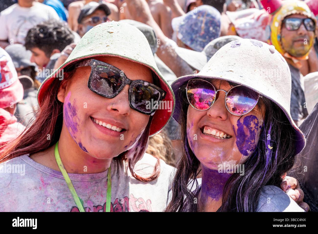 Nachtschwärmer Beim Jährlichen Karneval In Maimara, Provinz Jujuy, Argentinien. Stockfoto