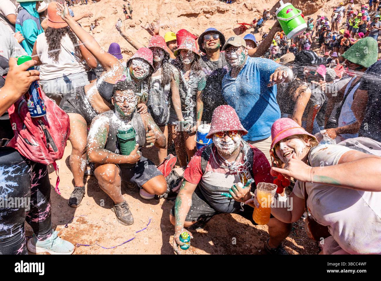 Nachtschwärmer Beim Jährlichen Karneval In Maimara, Provinz Jujuy, Argentinien. Stockfoto