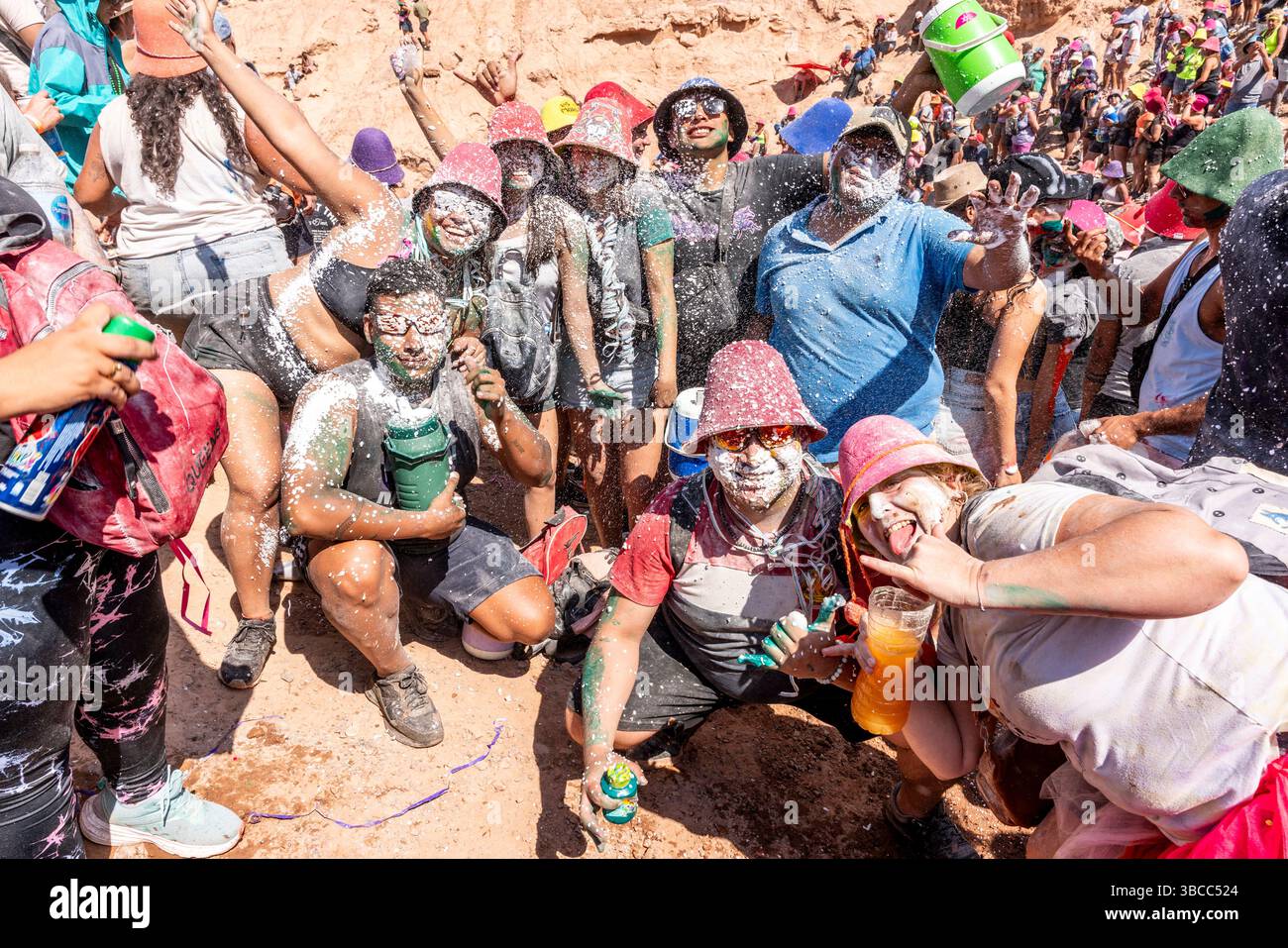 Nachtschwärmer Beim Jährlichen Karneval In Maimara, Provinz Jujuy, Argentinien. Stockfoto