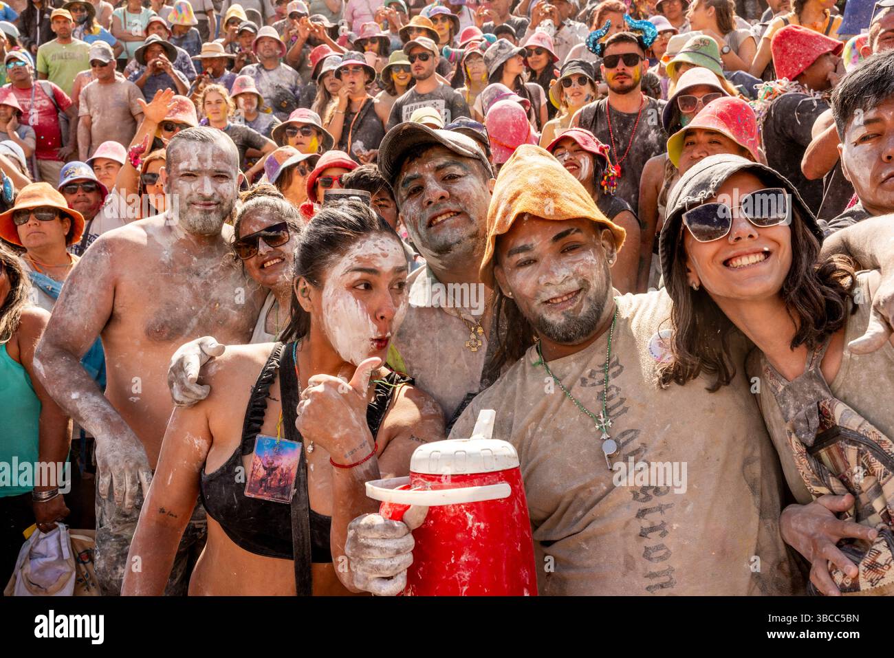Nachtschwärmer Beim Jährlichen Karneval In Maimara, Provinz Jujuy, Argentinien. Stockfoto