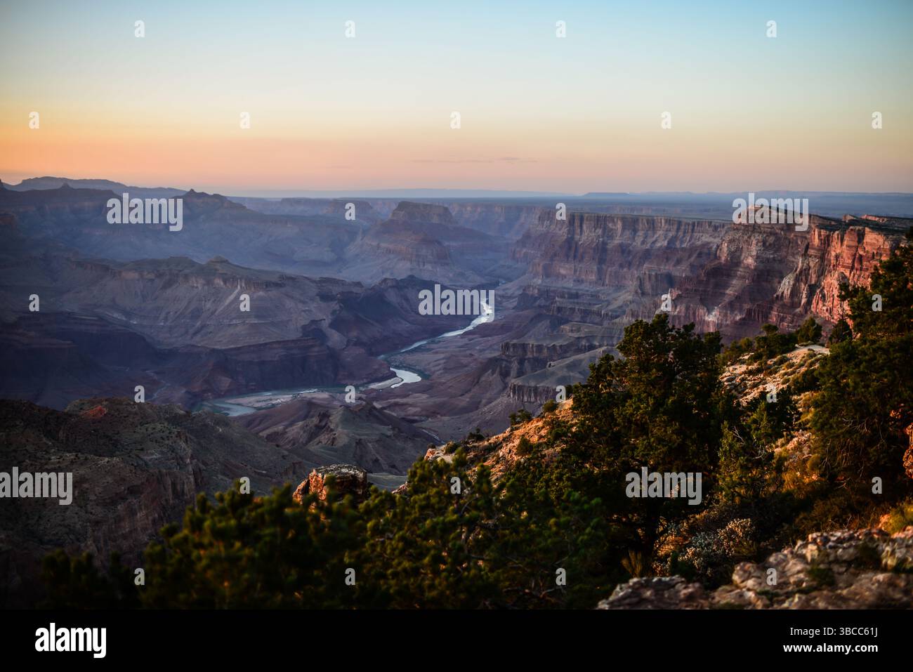 Panoramablick auf die Landschaft des Grand Canyon bei Sonnenuntergang, die geschichteten Felsformationen und den Colorado River Stockfoto