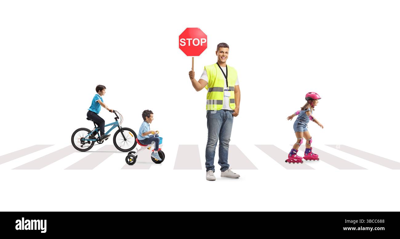 Kinder, die auf einer Straße fahren, und Mann, der ein Stoppschild auf weißem Hintergrund hält Stockfoto