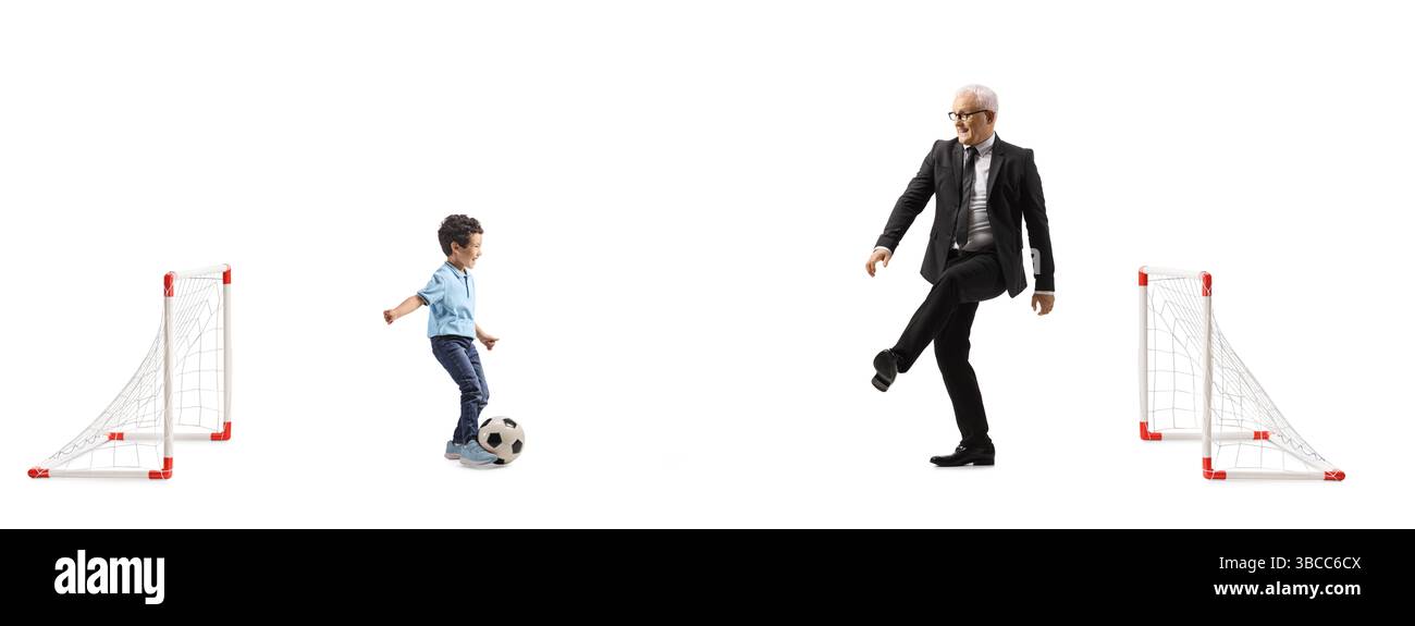 Geschäftsmann und ein Kind spielen Fußball isoliert auf weißem Hintergrund Stockfoto Geschäftsmann und ein Kind spielen Fußball isoliert auf weißem Hintergrund Stockfoto