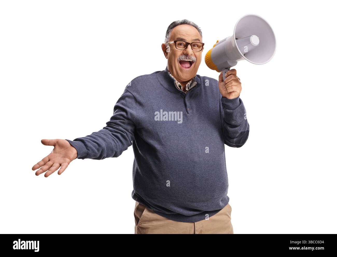 Reifer Mann, der ein Megaphon auf weißem Hintergrund hält Stockfoto