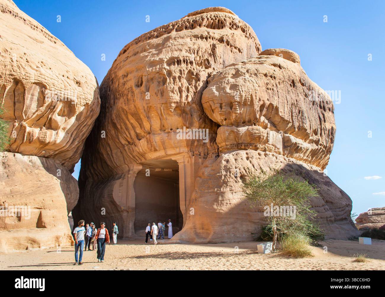 Alula, Saudi-Arabien, 4. April 2024. Der Blick auf ein großes Zimmer, das an einem sonnigen Tag in den Felsenberg von Jabal Ithlib, Hegra, eingemeißelt wurde. Stockfoto