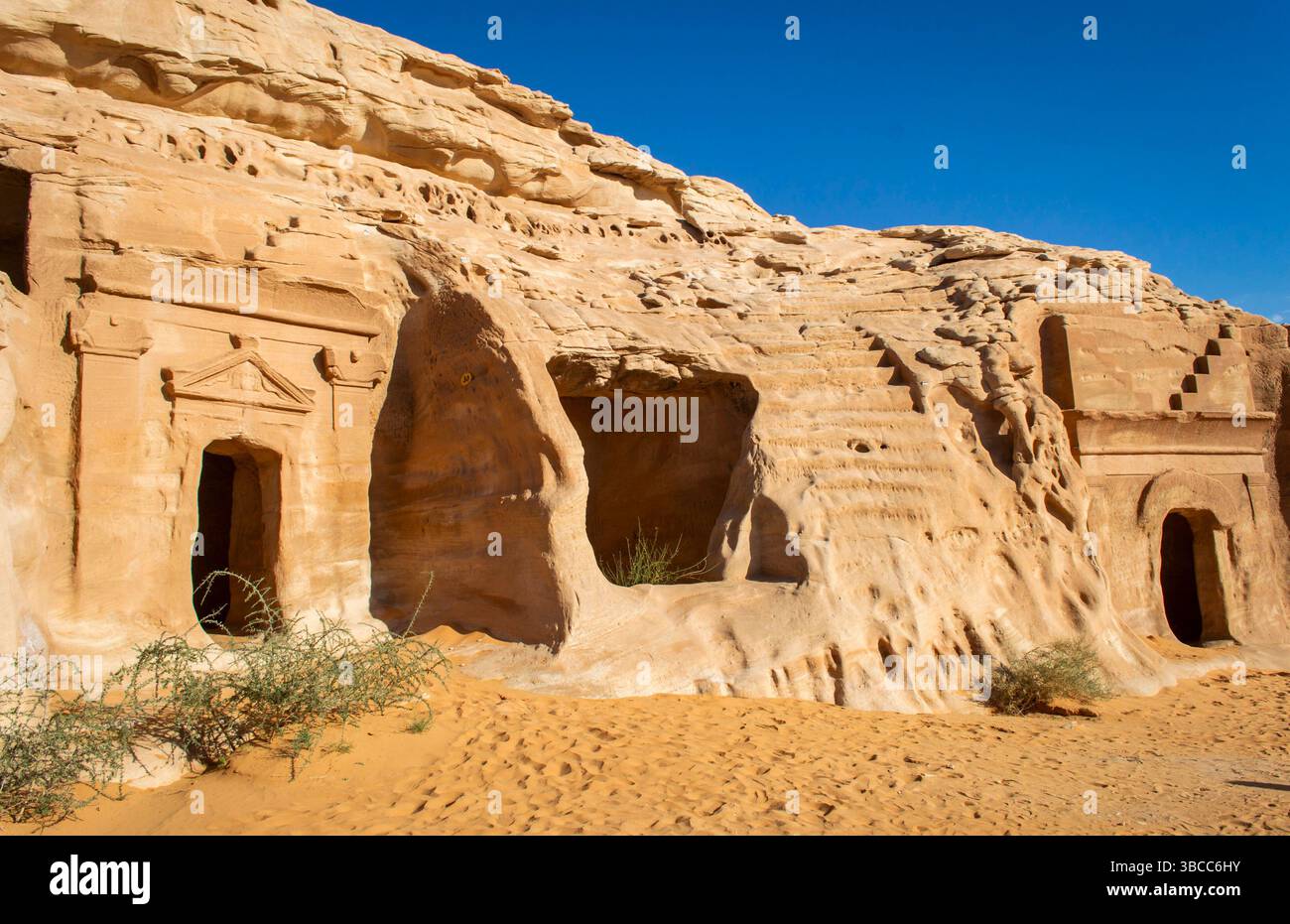 Alula, Saudi-Arabien, 4. April 2024. Der vordere Blick auf das Felsengrab von Hegra an einem sonnigen Tag. Stockfoto