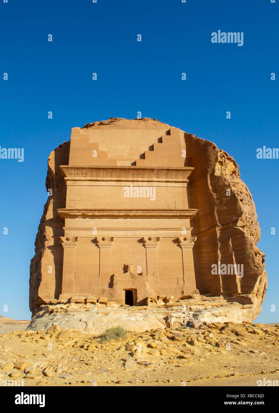 Alula, Saudi-Arabien, 4. April 2024. Die Vorderansicht des größten Felsengrabes Qaṣr al-Farīd in Hegra an einem sonnigen Tag. Stockfoto