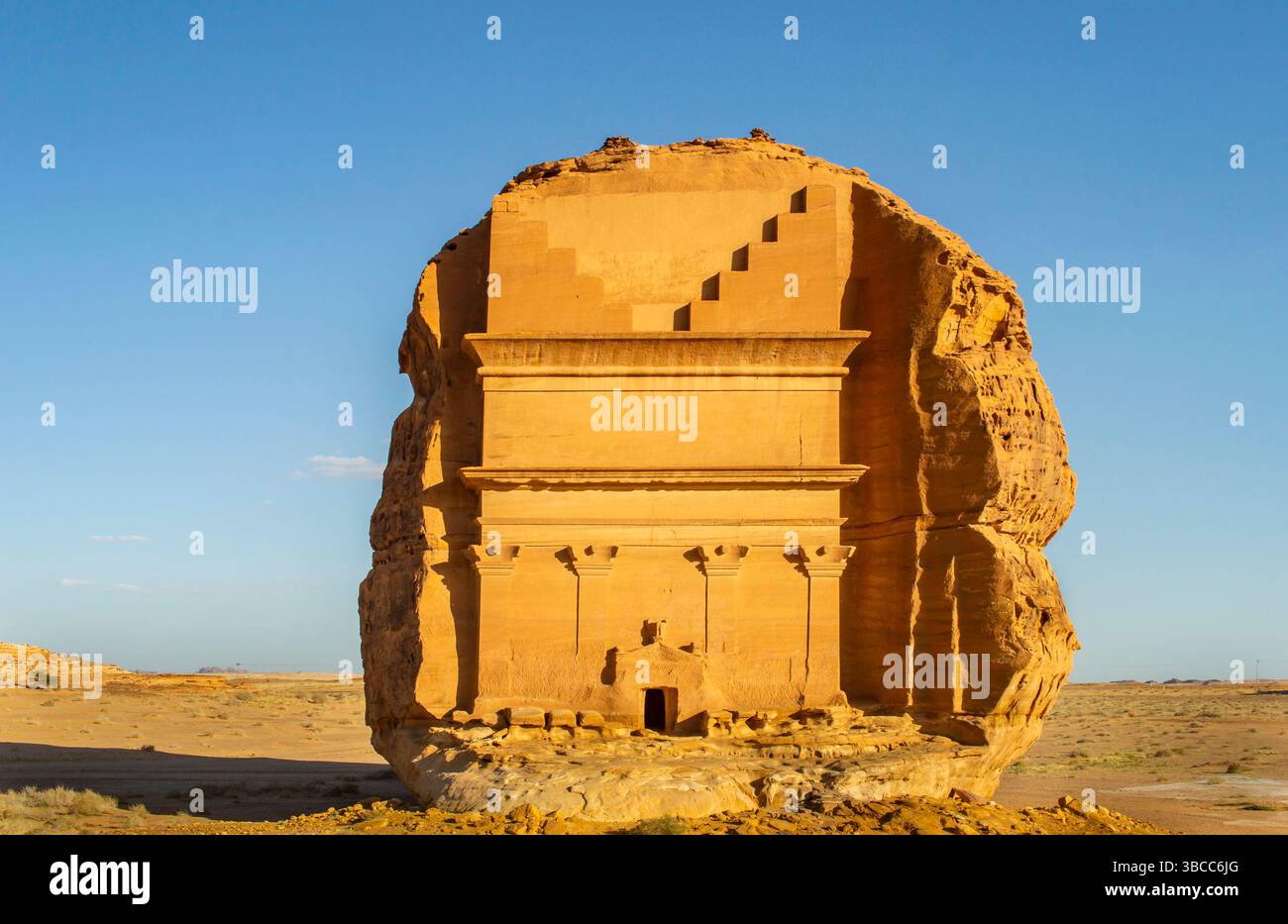 Alula, Saudi-Arabien, 4. April 2024. Die Vorderansicht des größten Felsengrabes Qaṣr al-Farīd in Hegra an einem sonnigen Tag. Stockfoto