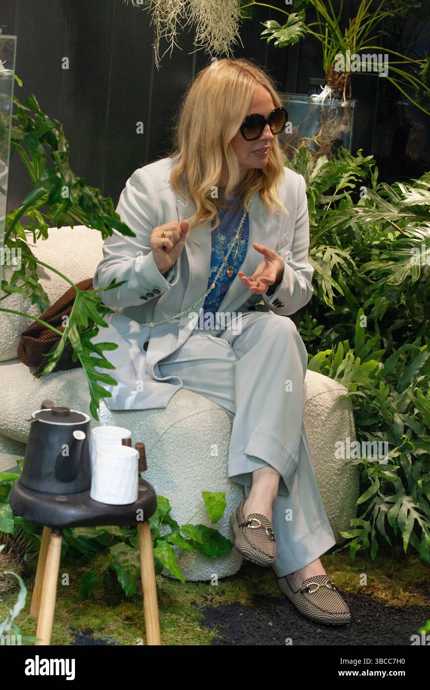 London, Großbritannien. Mai 2025. Am Preview Day der Chelsea Flower Show trägt Georgia Tennant einen hellblauen Hosenanzug. Quelle: Anna Watson/Alamy Live News Stockfoto