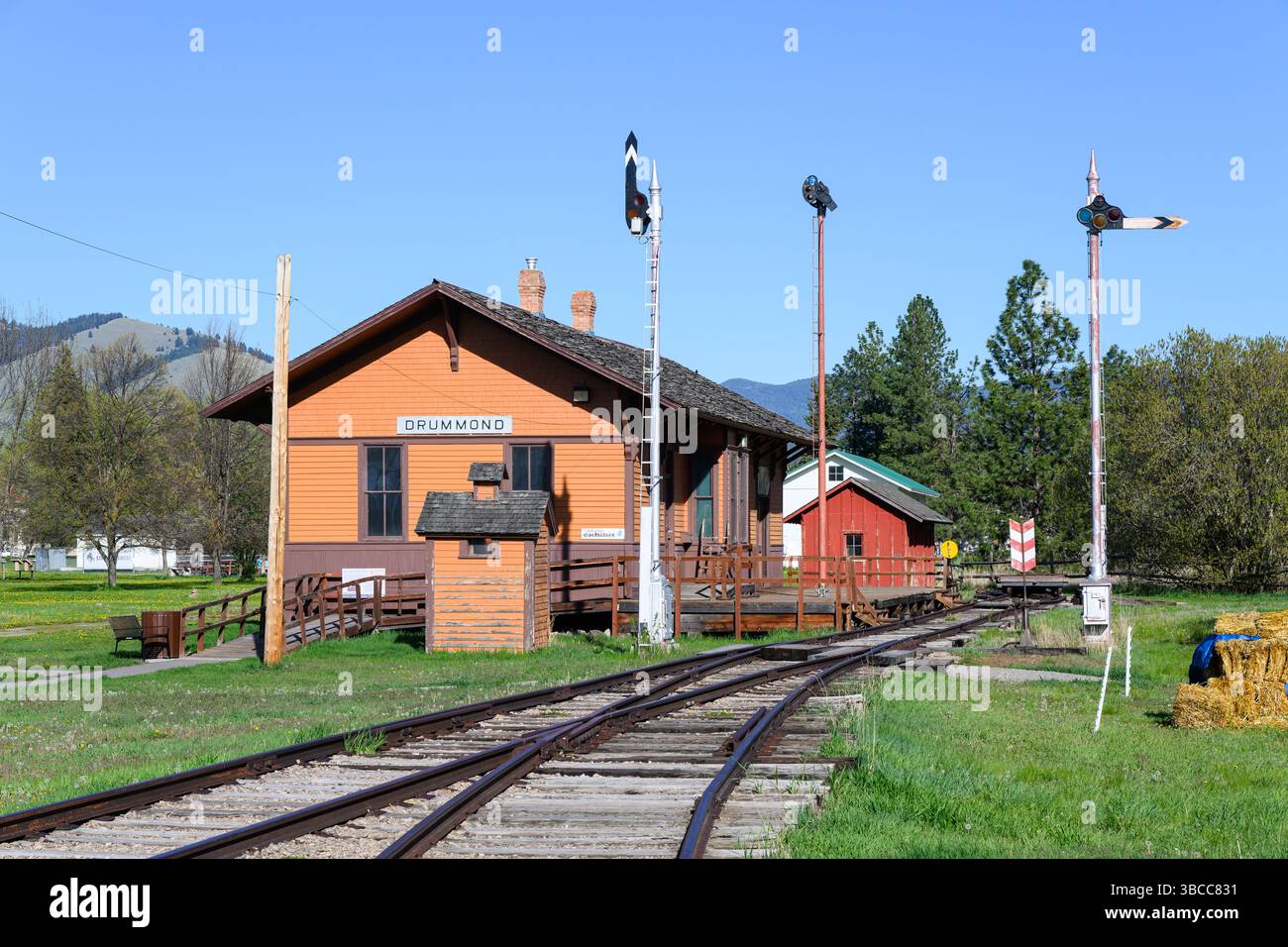 Missoula, MT, USA – 6. Mai 2025; Drummond Montana Milwaukee Depot in Fort Missoula Stockfoto