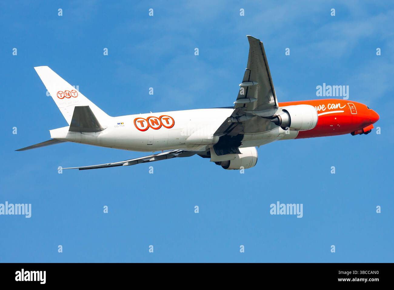 Hongkong, China - 17. November 2013: TNT Airways Frachtflugzeug am Flughafen. Luftfracht und Versand. Luftfahrt und Flugzeuge. Transportindustrie. Global Stockfoto