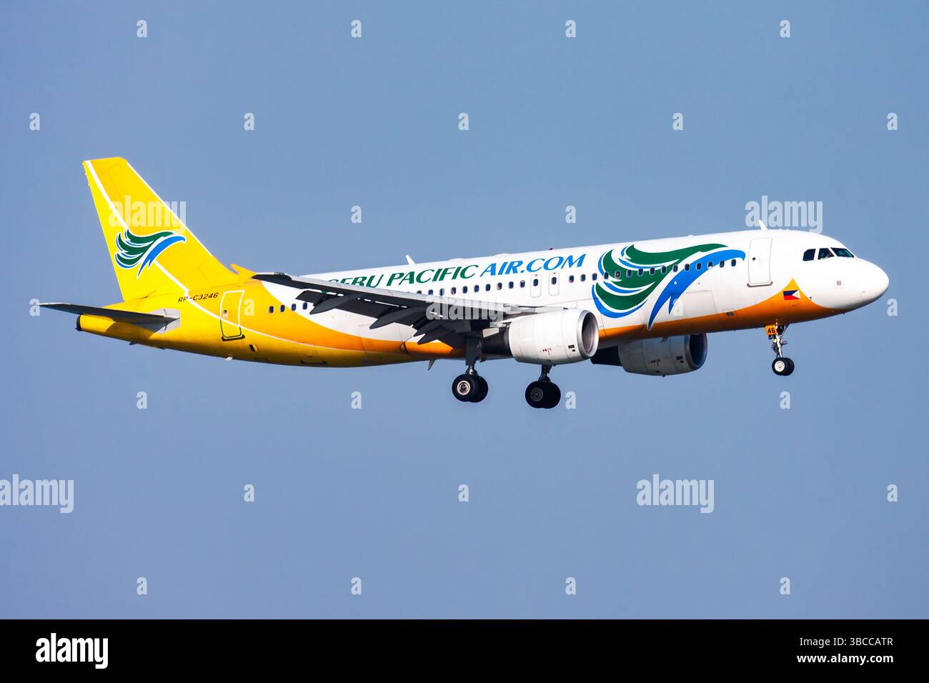 Hongkong, China - 18. November 2013: Passagierflugzeug Cebu Pacific am Flughafen. Planen Sie die Flugreise. Luftfahrt und Luftfahrt. Luftverkehr. Global in Stockfoto