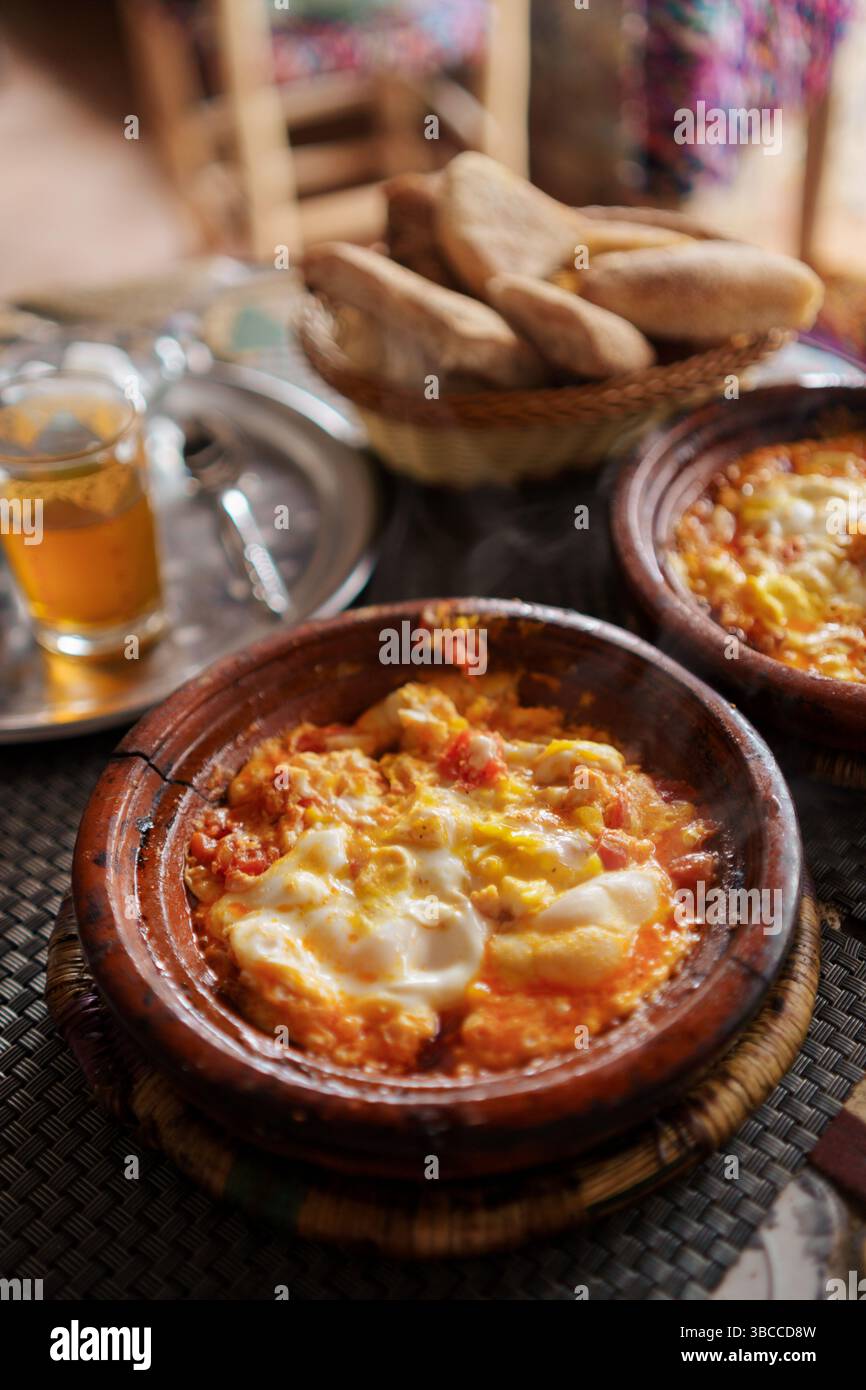 Traditionelles Berberfrühstück (Omelette) in Tagine, Marokko Stockfoto